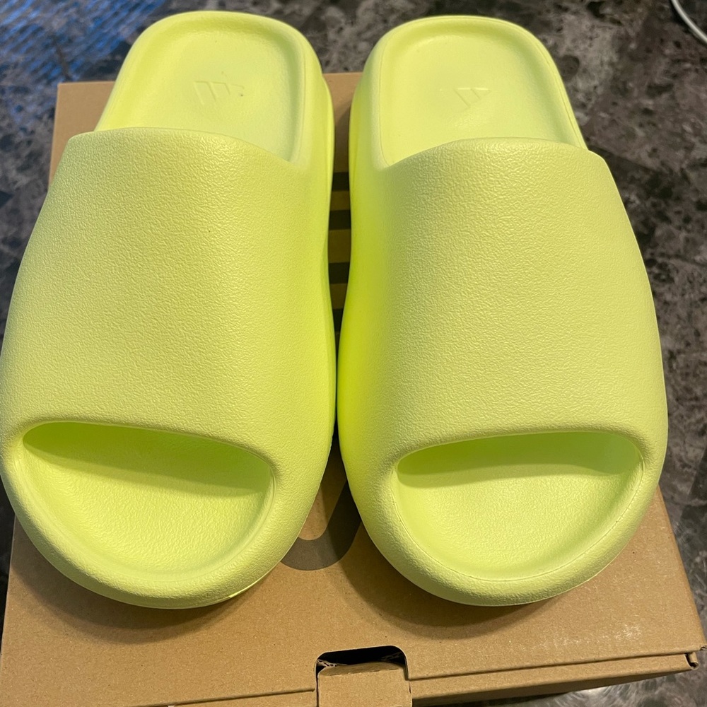 Yeezy Glow Slide